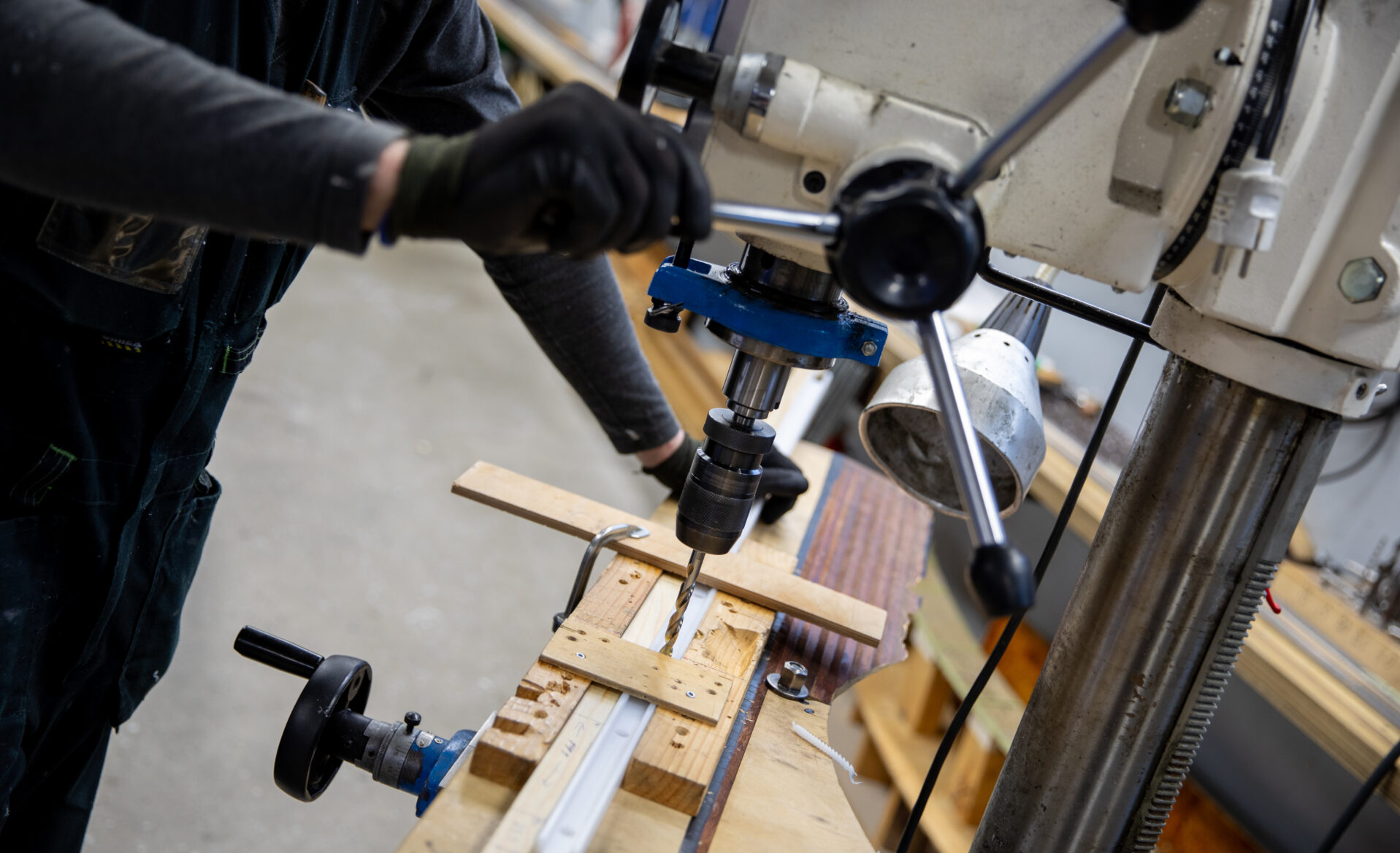 Valmistamme muoviosat ja muovikomponentit perinteisillä, varmatoimisilla työstöillä: sorvaus, sahaus, jyrsintä